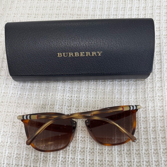 Burberry sunglasses - Picture 2 of 2